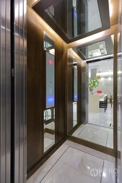 Detached House for rent or sale in Watthana, Bangkok - Private residential lift with mirrored panels inside the home.