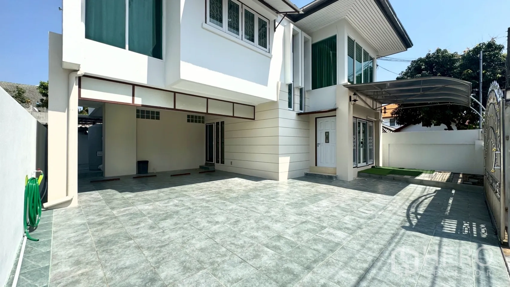 บ้านเดี่ยว for rent in Suan Luang, Bangkok - ลานหน้าบ้านปูกระเบื้องกว้าง พร้อมที่จอดรถมีหลังคาและประตูทางเข้าด้านข้าง
