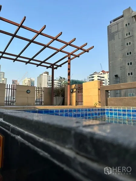 房间 出租在Khlong Toei, Bangkok - 屋顶泳池带木格架，远眺曼谷城市天际线。