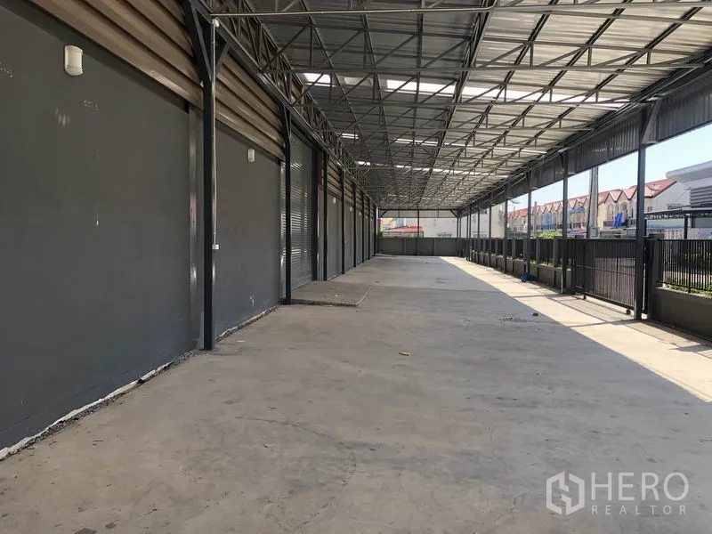 工厂 出租或出售在Bang Bo, Samut Prakan - 带顶装卸月台，前场开阔，适合卡车作业。