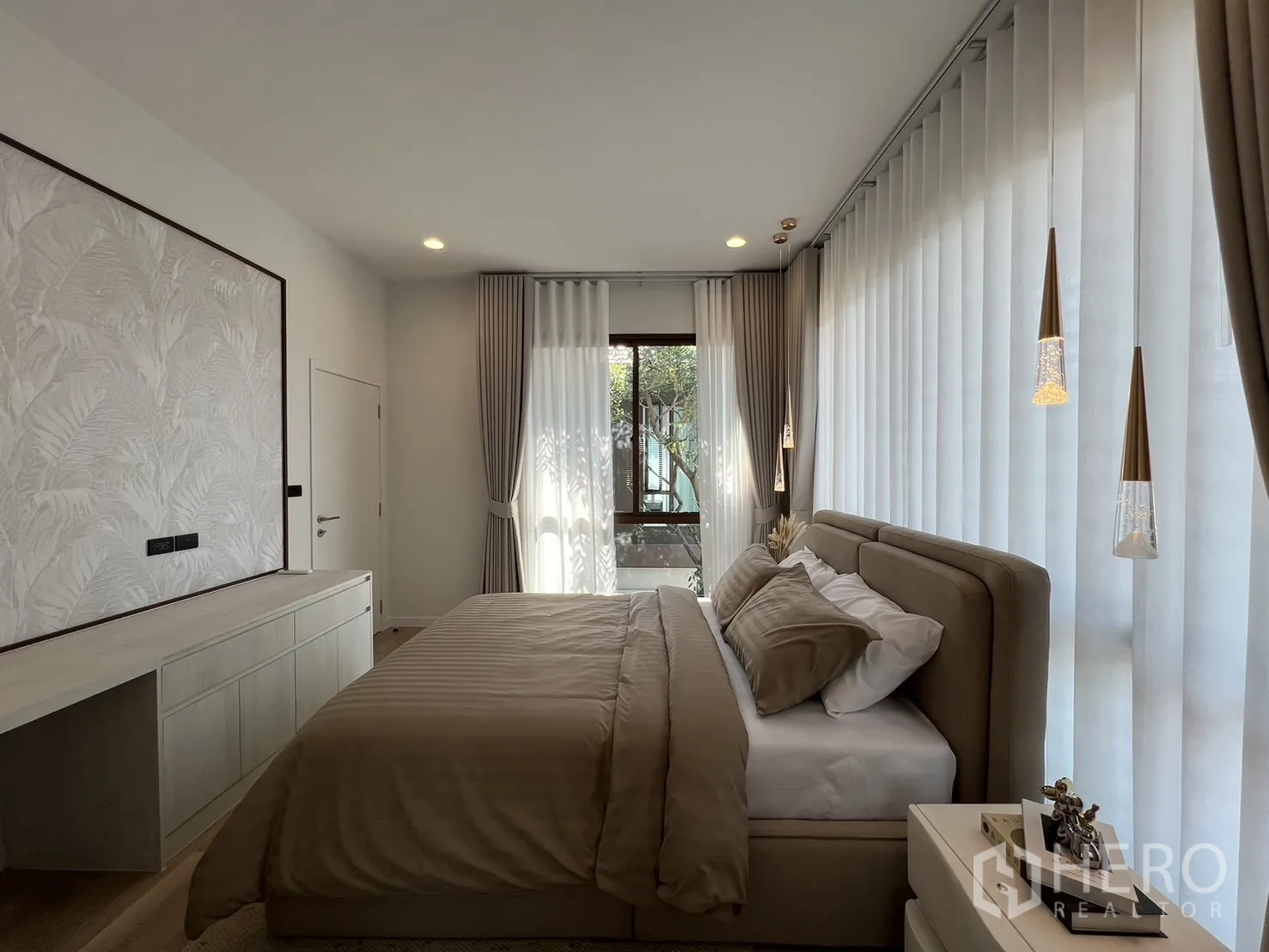 Detached House for rent or sale in Bang Kapi, Bangkok - Hallway with tall cabinets leading to a makeup desk by the window.