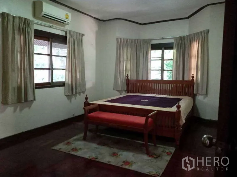 บ้าน ให้เช่าในKhlong Toei, Bangkok - ห้องนอนติดแอร์ เตียงไม้ และหน้าต่างหลายบาน