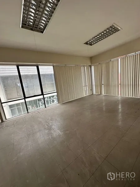货栈 出租在Suan Luang, Bangkok - 转角办公室，落地窗与竖百叶，采光充足。