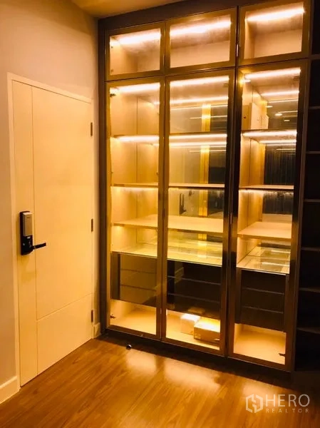 Detached House for rent or sale in Pathum Thani - Walk-in wardrobe with illuminated glass cabinets and drawers.