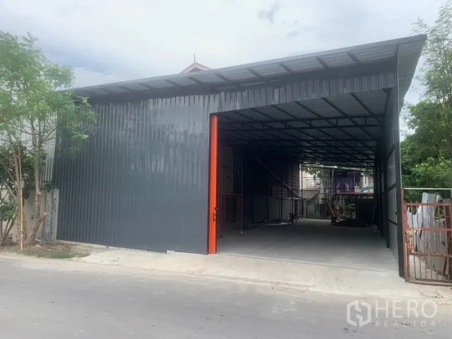 Warehouse for rent in Bang Kapi, Bangkok - Steel-clad warehouse exterior with high roof and open bay in Bang Kapi, Bangkok.