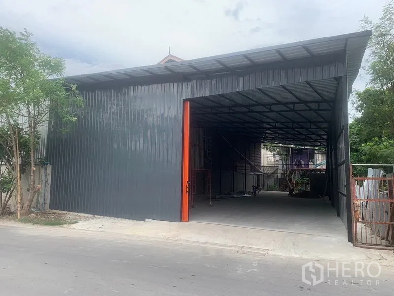Warehouse for rent in Bang Kapi, Bangkok - Steel-clad warehouse exterior with high roof and open bay in Bang Kapi, Bangkok.