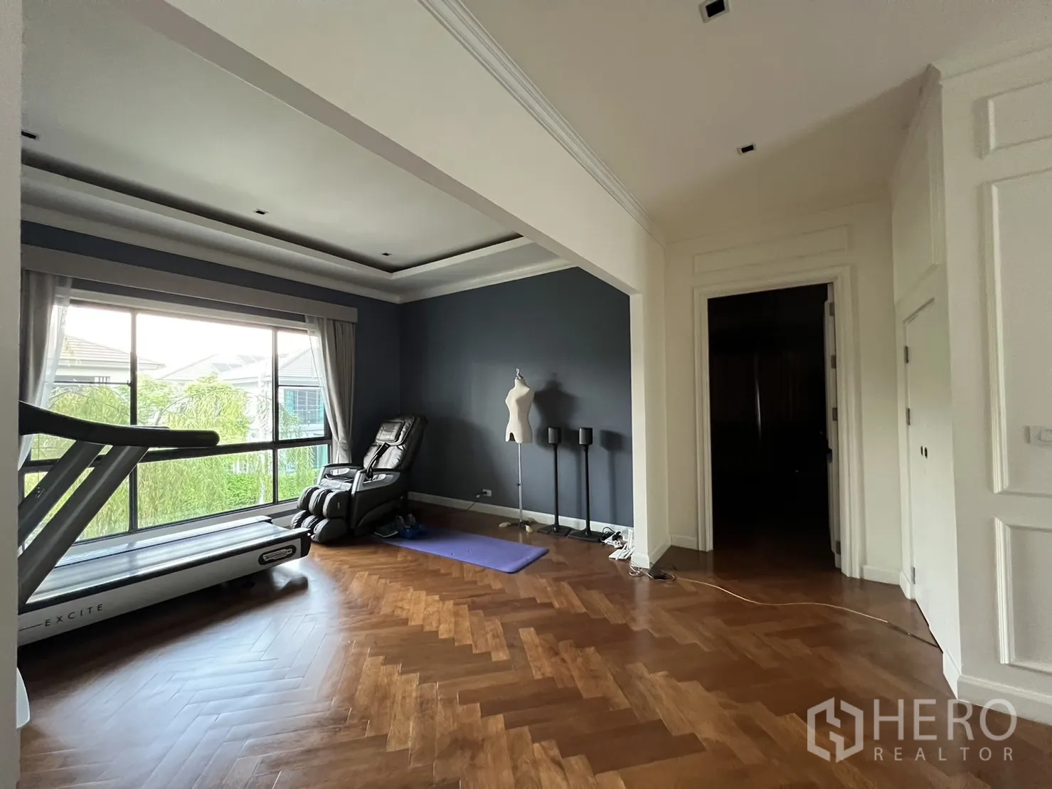 独立式住宅 出租在Suan Luang, Bangkok - 二层多功能房布置为健身房，含跑步机和按摩椅。
