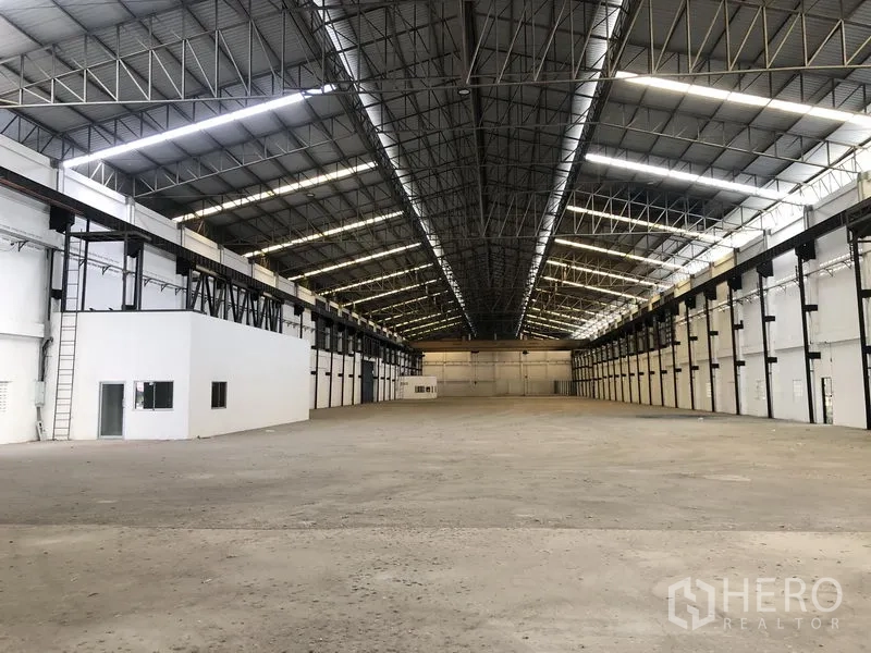 โรงงาน ให้เช่าในMueang Samut Prakan, Samut Prakan - คลังสินค้าเพดานสูง โครงหลังคาเหล็กและช่องแสงตามแนวยาว