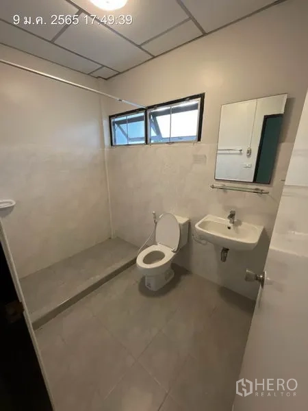独立式住宅 出租在Khlong Toei, Bangkok - 整洁卫浴，设步入式淋浴区、坐便与浴室柜，高窗采光。