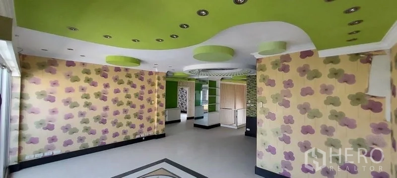 Home Office for sale in Wang Thonglang, Bangkok - Colorful room with green ceiling, floral wallpaper and spotlights.