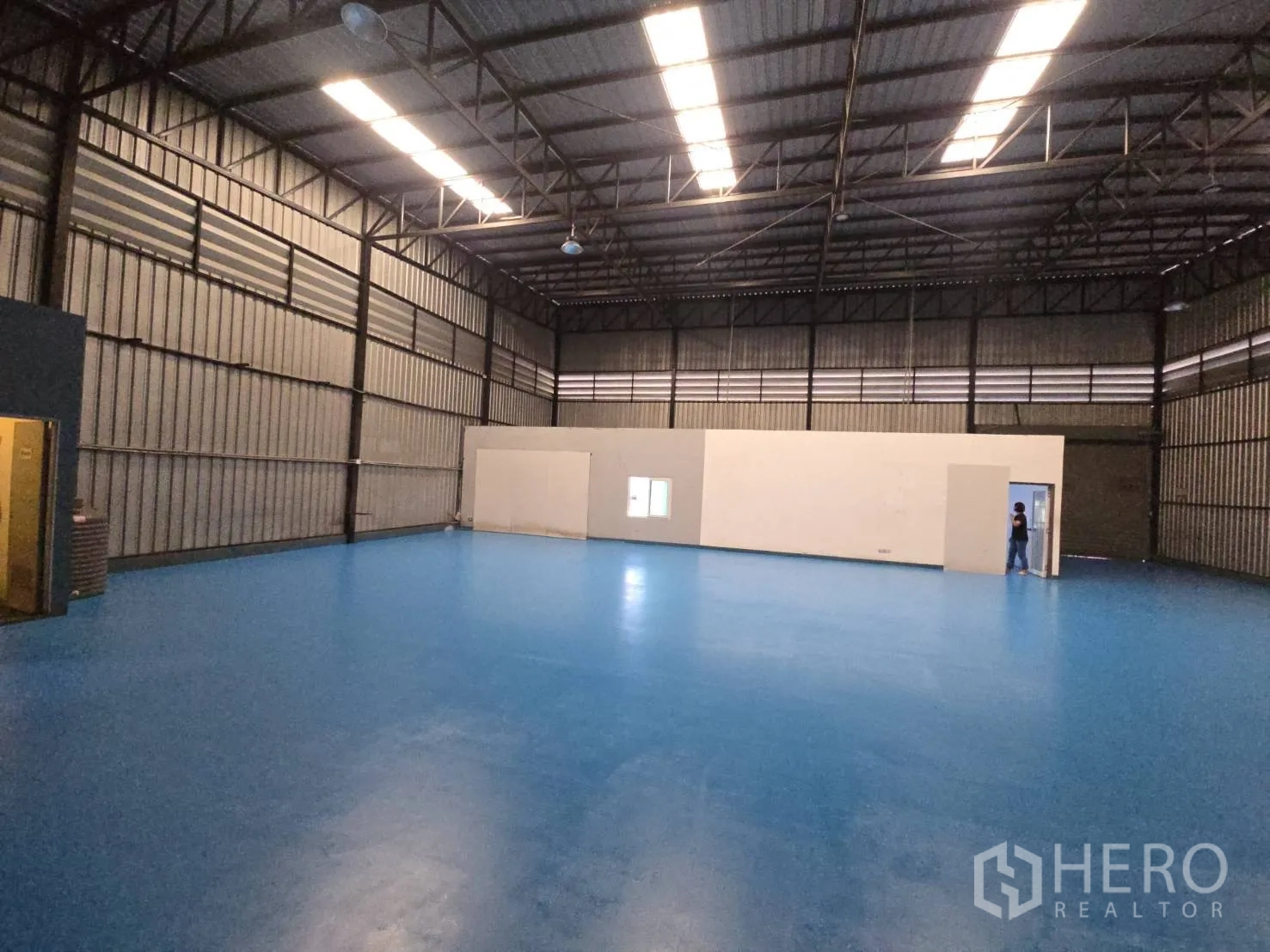 Warehouse for rent in Bang Phli, Samut Prakan - Wide warehouse floor with long partitioned rooms for office or storage.