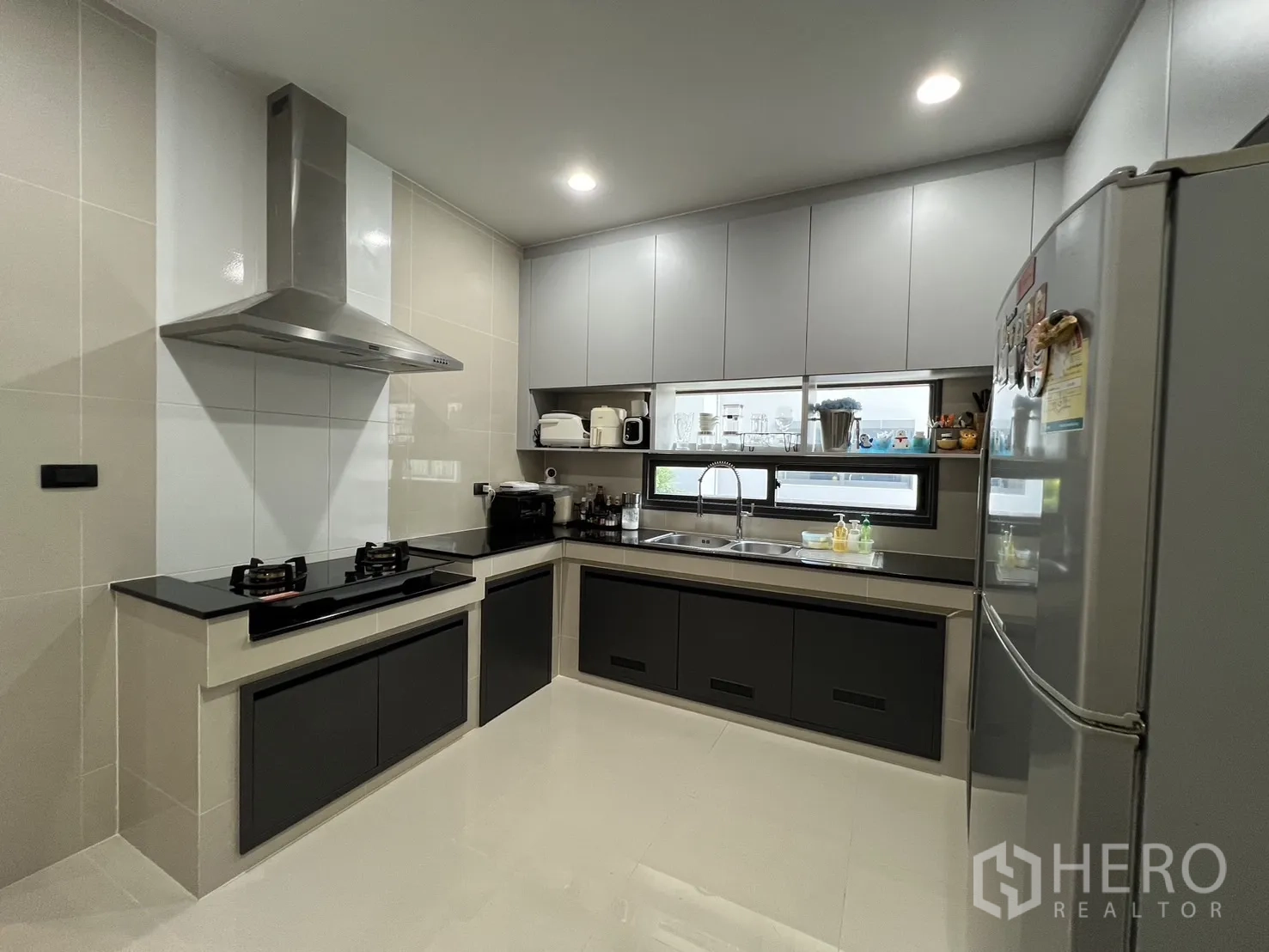 Detached House for rent or sale in Bang Kapi, Bangkok - Kitchen angle showing gas hob, extractor and ample counter space.