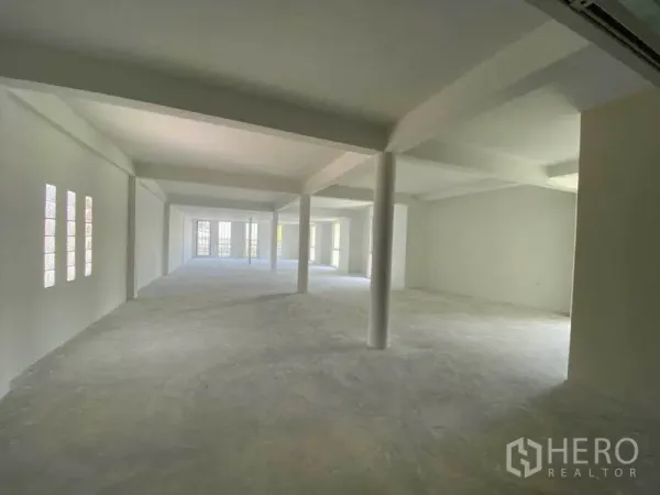 Retail Space for rent in Khlong Toei, Bangkok - Large retail level with multiple support columns and side windows.