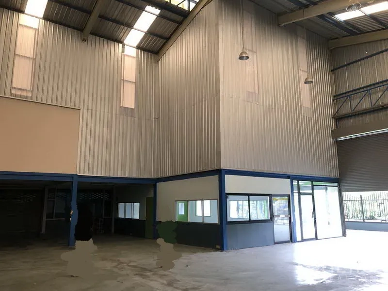 Warehouse for rent in Bang Phli, Samut Prakan - Corner view of tall partitioned office block and glazed entrance within the warehouse.