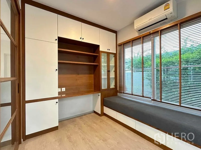 บ้าน ให้เช่าหรือขายในPrawet, Bangkok - ห้องทำงานบิลท์อิน มีตู้และชั้นวาง ม้านั่งริมหน้าต่าง มู่ลี่ไม้ และเครื่องปรับอากาศ