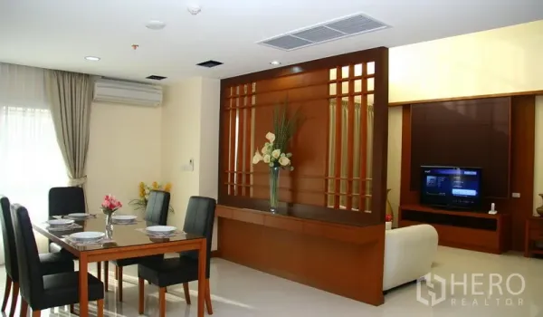 房间 出租在Khlong Toei, Bangkok - 开放式餐厅与客厅，中间木质隔断装饰