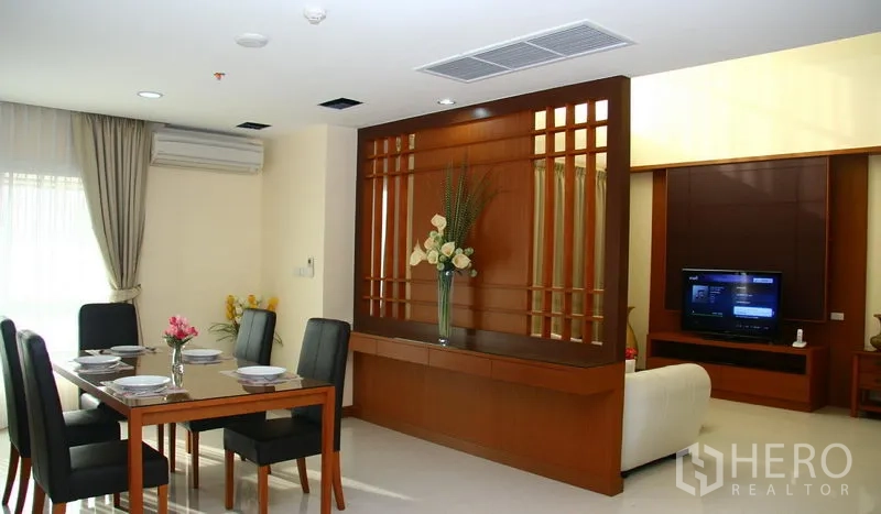 房间 出租在Khlong Toei, Bangkok - 开放式餐厅与客厅，中间木质隔断装饰