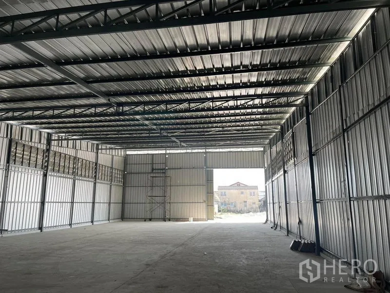 货栈 出租在Min Buri, Bangkok - 大型仓库通道，高屋顶与通风窗，宽敞装卸门。