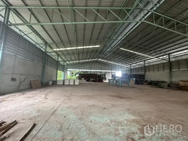 โรงงาน ขายในBang Bua Thong, Nonthaburi - พื้นที่ผลิตแบบโอเพ่นแปลน ผนังระบายอากาศ มีสกายไลต์และช่องทางเข้าออกด้านข้าง
