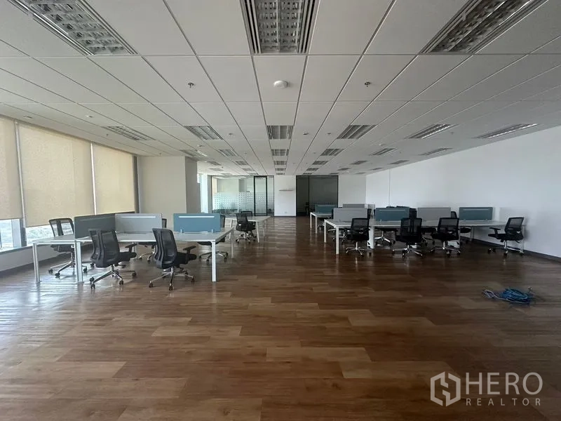 Office Space for rent in Ratchathewi, Bangkok - Open-plan office with wood flooring, workstations and window blinds.