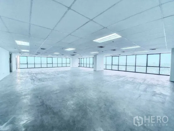 Office Space for rent in Din Daeng, Bangkok - Large empty office with wraparound windows delivering natural light and wide city views.