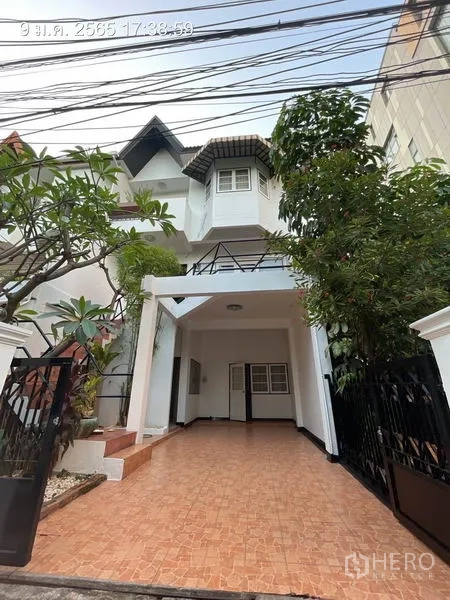 独立式住宅 出租在Khlong Toei, Bangkok - 独栋多层外立面，带铁门车道、铺砖车棚与成树绿化。