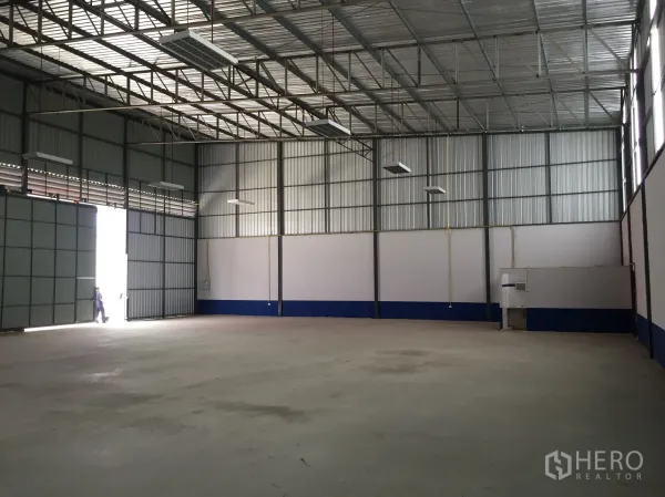 货栈 出租在Lam Luk Ka, Pathum Thani - 大型金属推拉门通向明亮高挑仓库大厅，混凝土地坪。