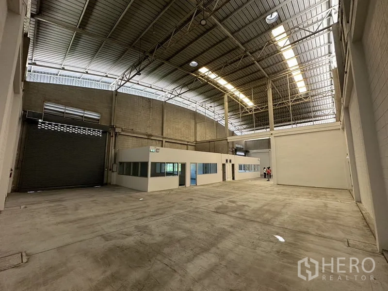 โรงงาน ให้เช่าในBang Phli, Samut Prakan - พื้นที่ภายในแบบเคลียร์สแปน พร้อมประตูม้วนและแผ่นหลังคาโปร่งแสง
