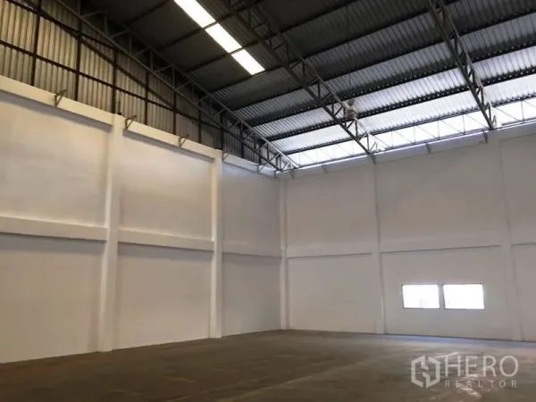 工厂 出租在Bang Bo, Samut Prakan - 高净空钢桁架屋顶，带采光带，覆盖开放生产区。