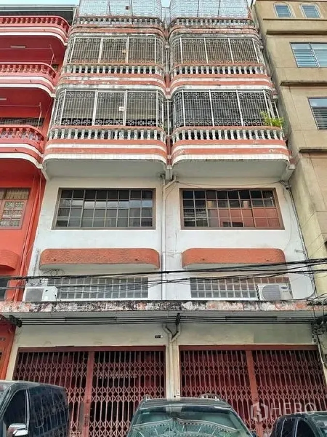 Townhouse for rent in Sathon, Bangkok - Multi-storey shophouse-style townhouse facade with gated balconies in Sathon.