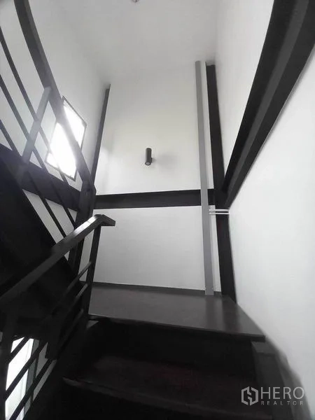 Retail Space for rent in Khlong Toei, Bangkok - Sliding double doors inside the retail space with polished tile flooring.