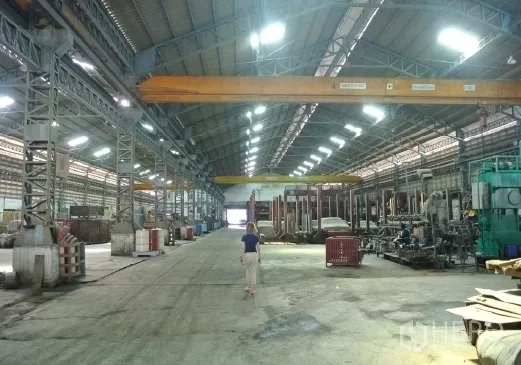 Factory for sale in Bang Phli, Samut Prakan - High‑span workshop with steel trusses and overhead gantry cranes.