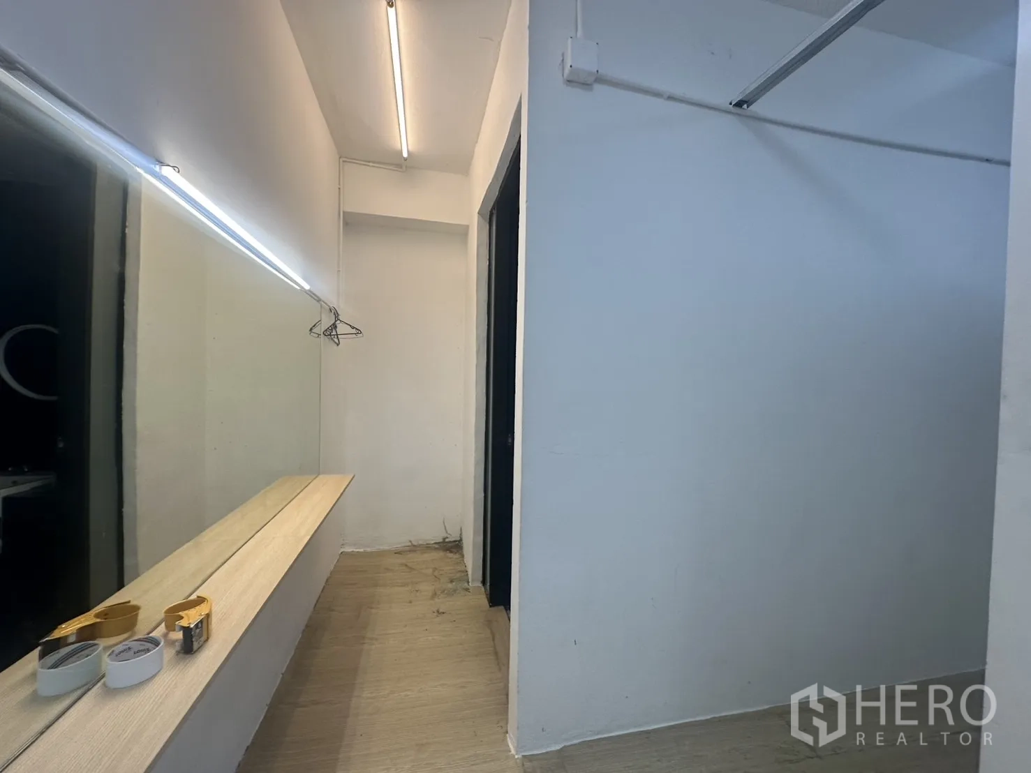 Home Office for rent in Pathum Wan, Bangkok - Changing or storage alcove featuring a long mirror and hanging rail.