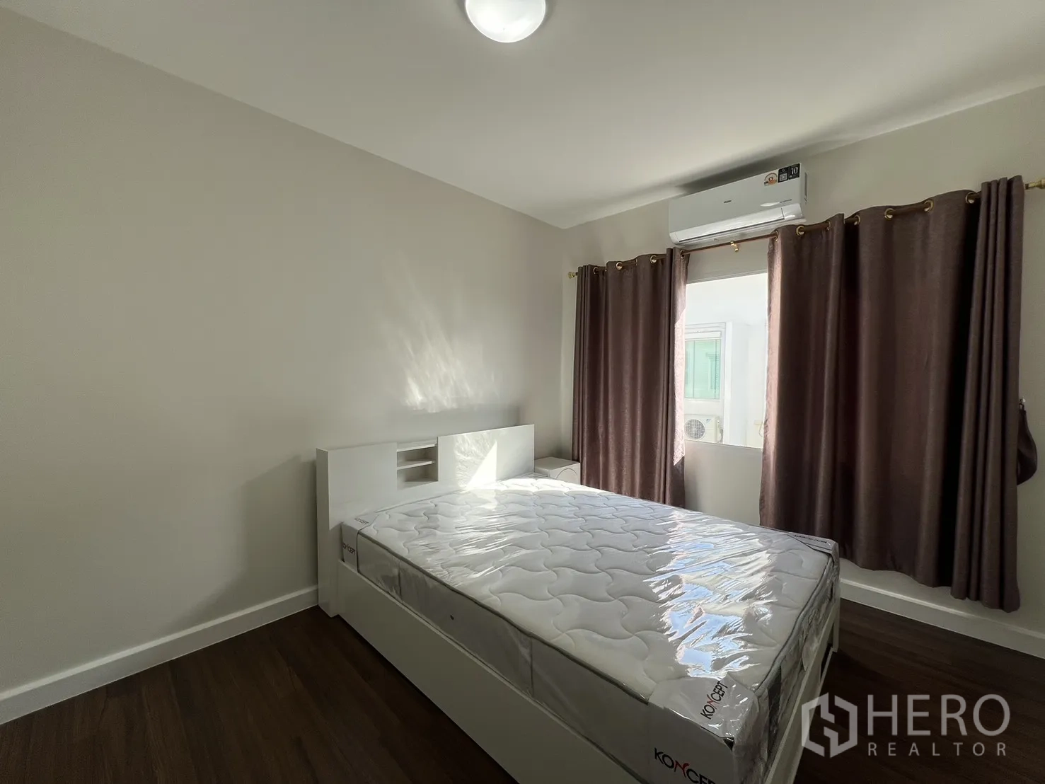 Townhouse for rent in Bang Kapi, Bangkok - Bedroom corner with bed and natural light.