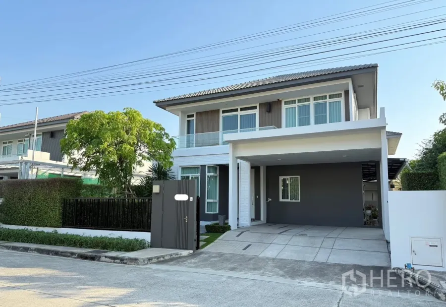 Detached House for rent in Prawet, Bangkok - Modern two-storey detached house with covered carport and gated driveway in Prawet