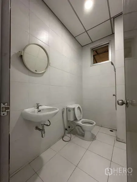 工厂 出租在Khlong Luang, Pathum Thani - 干净的瓷砖卫生间，含坐便器、洗手盆和淋浴。