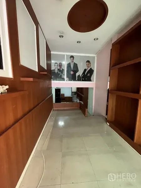 店屋 for rent in Khlong Toei, Bangkok - 一层空间铺地砖，嵌入照明，带内置木质层架。