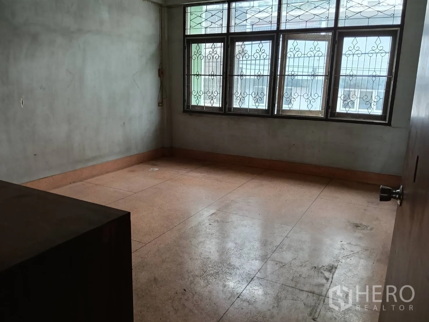 店屋 for rent in Khlong Toei, Bangkok - 空置房间配有大面积带防护栏的窗户，采光良好。