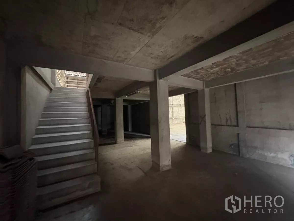 Warehouse for rent in Khlong Toei, Bangkok - Concrete stairwell and covered ground floor area suitable for storage or utilities.