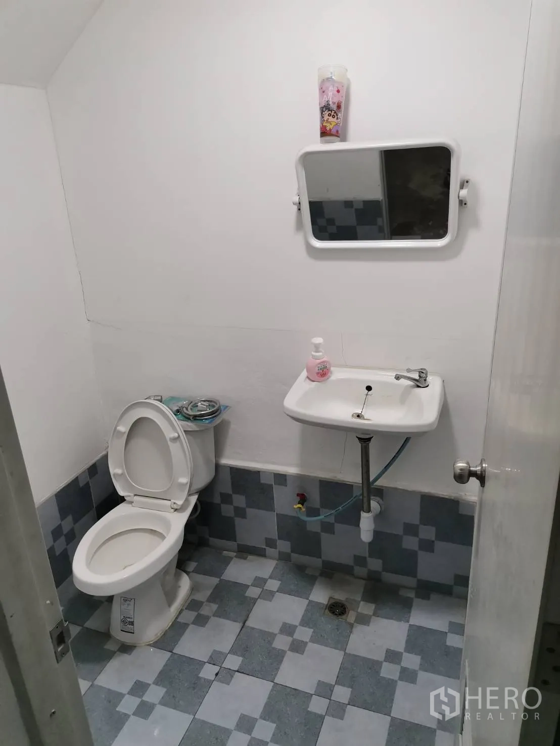 Warehouse for rent in Suan Luang, Bangkok - Restroom with toilet, sink, mirror, and tiled floor.