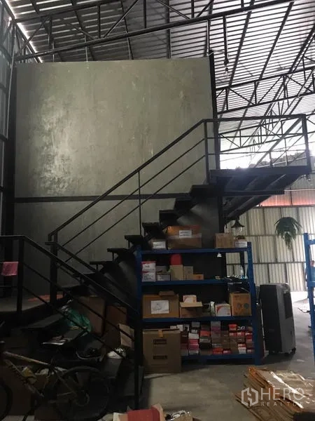货栈 出租在Bang Kapi, Bangkok - 通往夹层办公室的钢楼梯，货架存储与高屋顶。