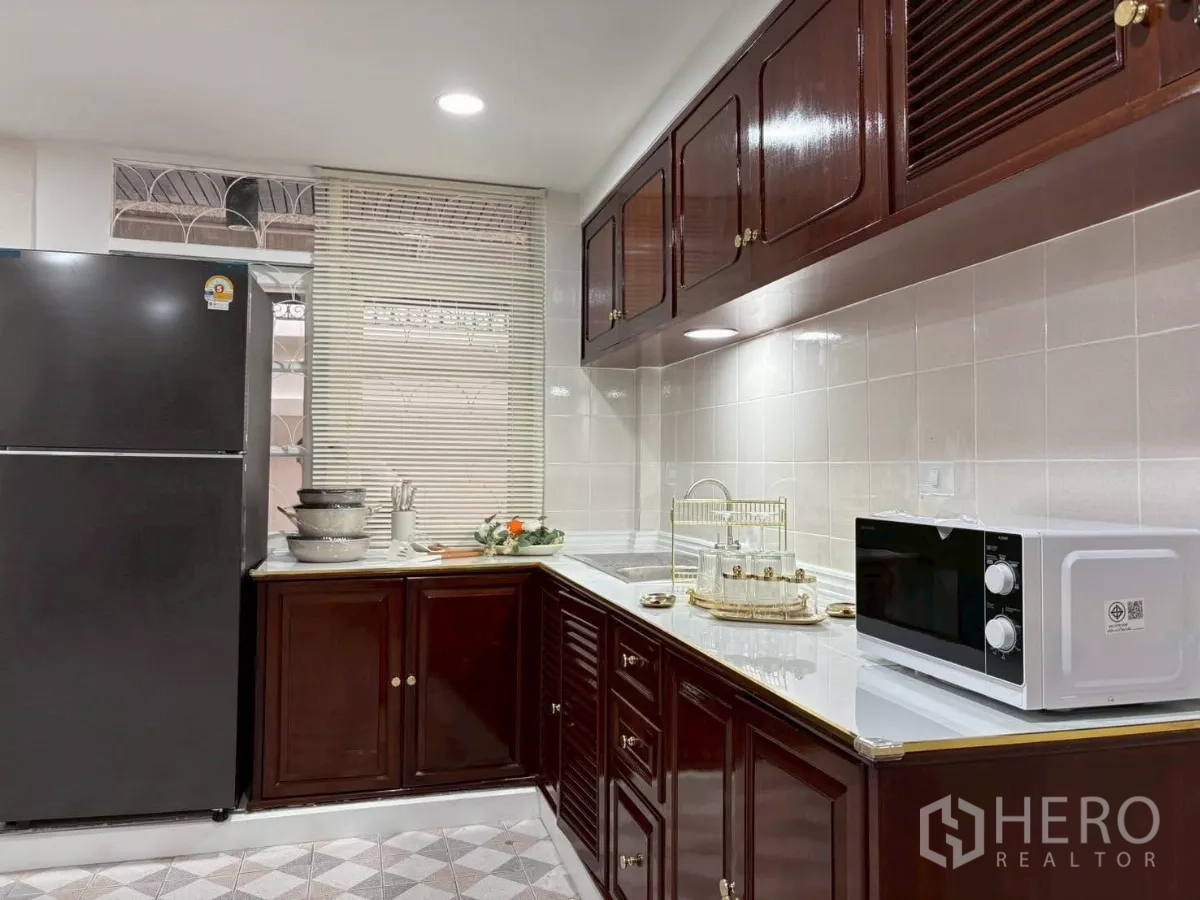 独立式住宅 出租在Huai Khwang, Bangkok - 厨房台面与水槽特写，上下柜收纳充足