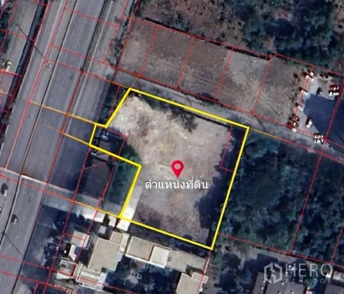 地 出租或出售在Huai Khwang, Bangkok - 航拍地图展示以黄色边线标注的临路空地，并可见周边地块分界线。