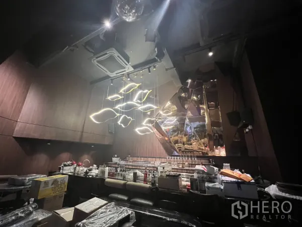 店屋 出租在Watthana, Bangkok - 吧台区带镜面装饰墙与悬挂LED灯