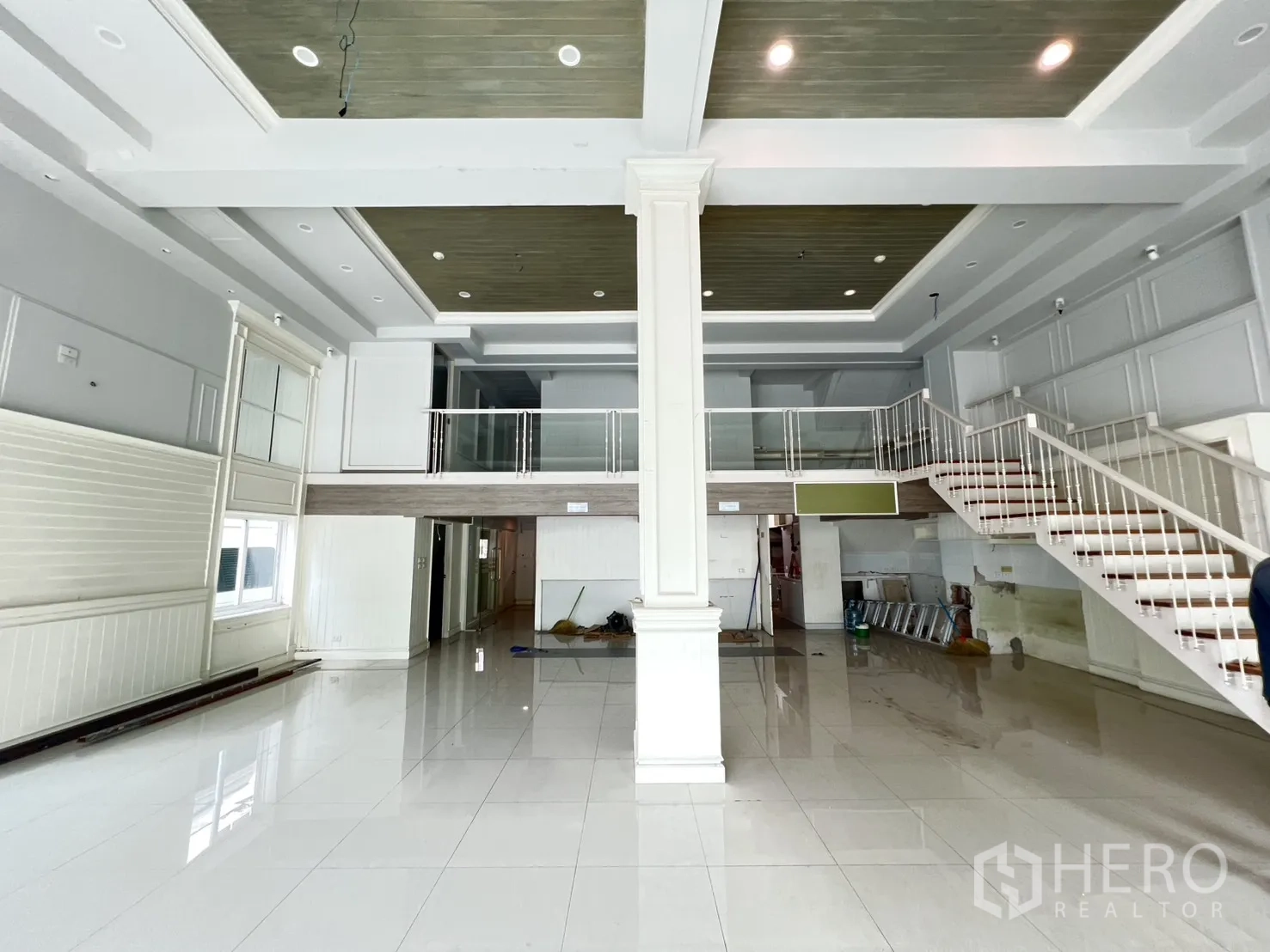 Shophouse for rent in Bang Rak, Bangkok - Spacious shophouse showroom with high ceiling, glossy tiles, mezzanine and staircase.