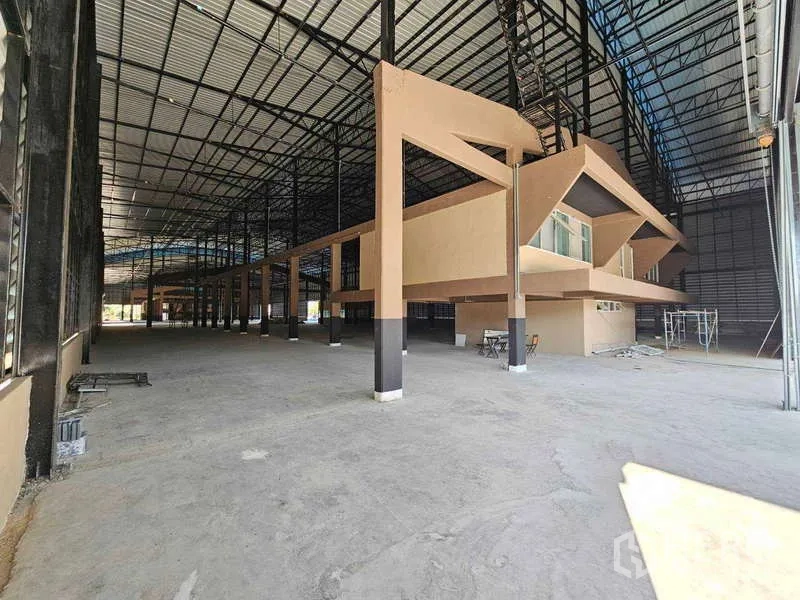 Factory for rent in Chon Buri - Close view of mezzanine office structures within the production hall.