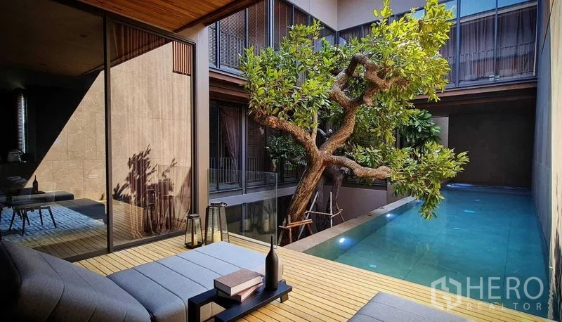 บ้าน ขายในLat Phrao, Bangkok - เด็คพักผ่อนร่มรื่นหันหน้าเข้าหาต้นไม้คอร์ตยาร์ดและสระส่วนตัว