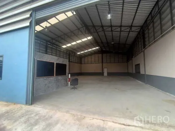 货栈 出售在Khlong Luang, Pathum Thani - 高挑钢结构仓库内部，天窗采光，左侧带办公室隔间