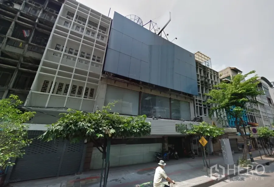 店屋 出租在Watthana, Bangkok - 曼谷瓦塔那区临街多层商铺外立面，设大型广告牌与玻璃首层，靠近BTS澎蓬站。