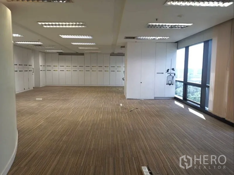 办公空间 出租在Chatuchak, Bangkok - 大面积办公楼层，落地窗享城市景观，地毯与内建收纳柜。